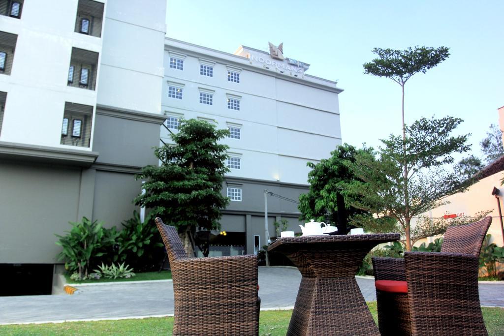 Noormans Hotel Semarang Exterior foto